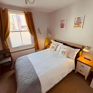 Hendon Street Huts Homestay